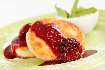 Cheese pancakes with sour cream and jam