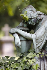 Fototapeta premium Statue einer trauernden Frau auf einem Grab