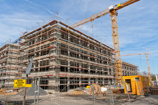Baustelle mit Kran