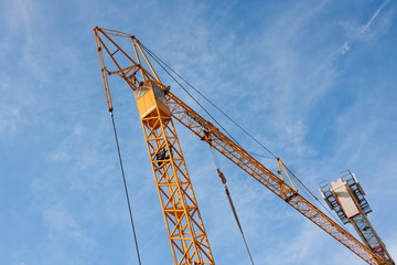 Gelber Kran auf Baustelle