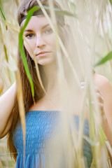 Naklejka premium girl in the bushes