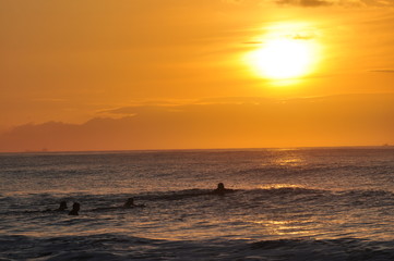 朝日のサーファー