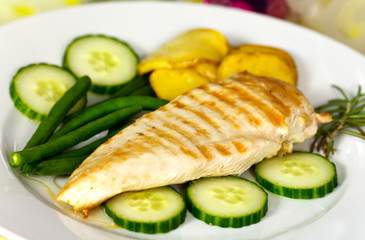 Grill,Hühnerbrust mit Gurke,grünen Bohnen