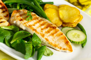 Grill,Hühnerbrust mit Feldsalat