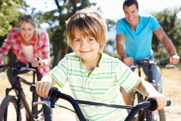 Obraz premium Young family on country bike ride