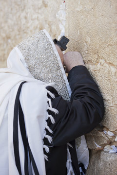 religioso rezando en el muro