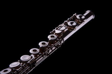 Fototapeta premium Querflöten Nahaufnahme vor schwarzem Hintergrund