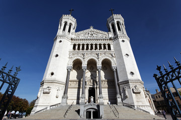 Fototapeta na wymiar front of lyon Cathedral and blue sky