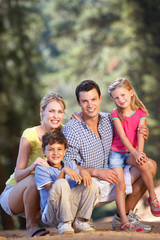 Fototapeta premium Rodzina na wiejskim spacerze