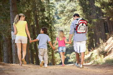 Fototapeta premium Family on country walk