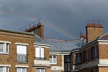 arc en ciel sur immeuble parisien