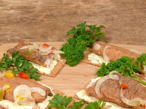 Brathering auf Crispbrot