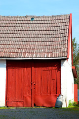 Rotes Tor in einer Scheune in Klintehavn, Mön, Dänemark