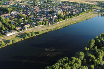 Fototapeta na wymiar Lotnicze zdjęcie Saint-Dye-sur-Loire