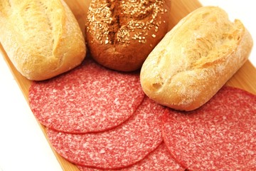 Salamischeiben und Brötchen