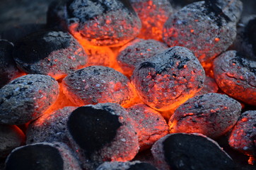 Glühende Grillbriketts
