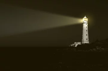 Foto auf Acrylglas Leuchtturm Leuchtturm bei Nacht: Lichtstrahl über dem Meer