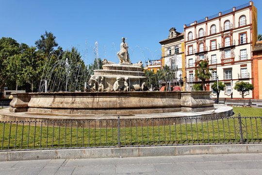 Puerta de Jerez mit Brunnen, Sevilla, Spanien