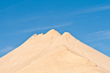 Fototapeta na wymiar wzgórza z piasku i kamienia daje wrażenie gór