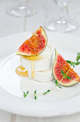Ziegenweichkäse mit Feige und Honig