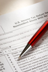 Obraz premium Tax form and pen