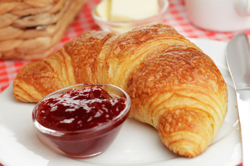 Croissant mit Erdbeermarmelade