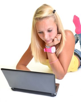 fille et ordinateur portable