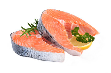 Frischer Lachs auf weißem Untergrund