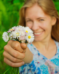 girl with daisies