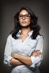 mujer de negocios con brazos cruzados y gafas de pasta