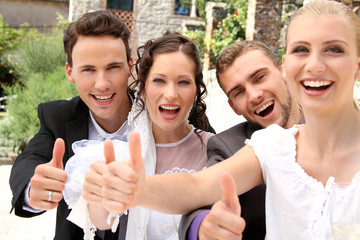 Brautpaar mit Freunden