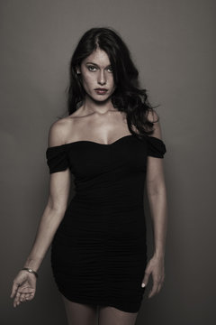 Mujer atractiva y sexi en fondo gris