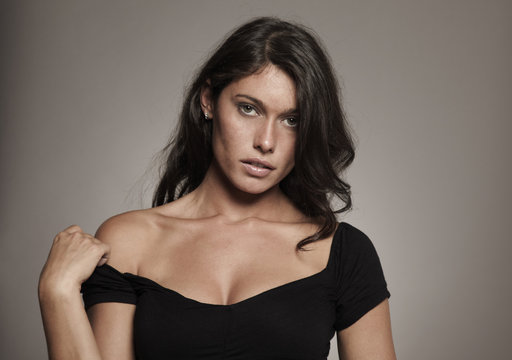 Retrato de mujer morena atractiva