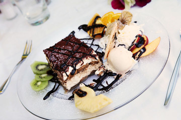 Tiramisu mit Schokosauce und Obst