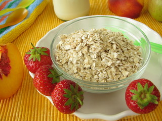 Frühstück für Kleinkinder mit Haferflocken und Obst