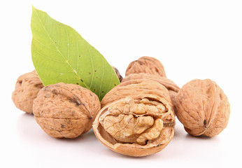 noix sur fond blanc