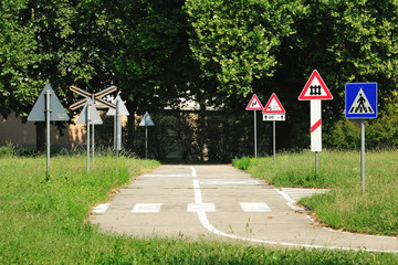 Strada con segnali nel parco