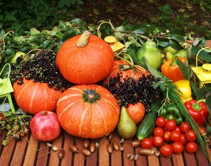 Fototapeta na wymiar Obst und Gemüse auf einem Holztisch