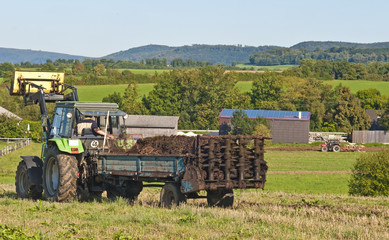 Obraz premium Traktor fährt Gülle