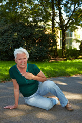 Seniorin mit Schlaganfall im Park