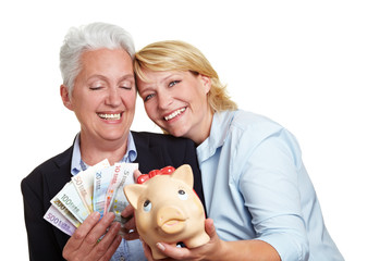 Zwei Frauen mit Geld und Sparschwein