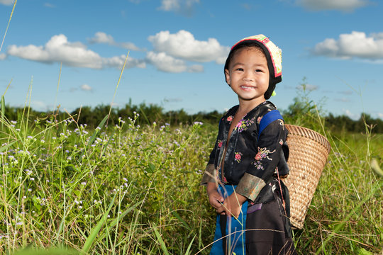 asiatisches Mädchen im Reisfeld