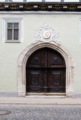Fototapeta na wymiar Stare drzwi w Mühlhausen (Turyngia)