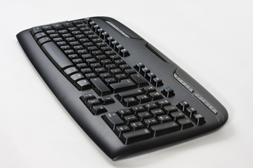 Nahaufnahme einer schwarzen drahtlosen Computertastatur