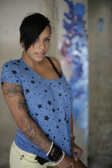 junge Frau im blauen Shirt