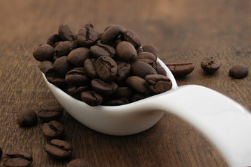 frische Kaffeebohnen in einem Löffel