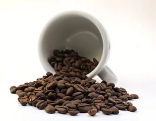 Kaffebohnen aus einer Kaffeetasse