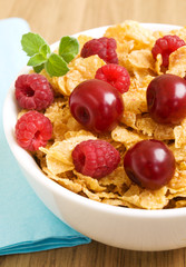 Corn flakes with berries