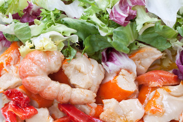 Ensalada de cangrejo, gambas, lechuga, pimientos