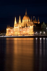 Obraz premium Hungarian parliament at night